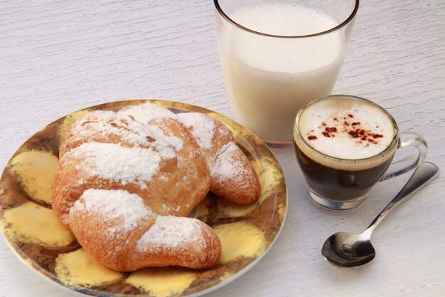 delicioso desayuno con brioche