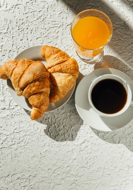 delicioso desayuno, café y croissants en la mesa