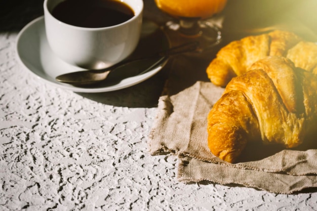 delicioso desayuno, café y croissants en la mesa