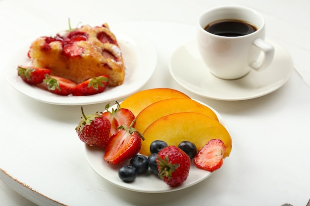 Delicioso desayuno con café y sabroso pastel.