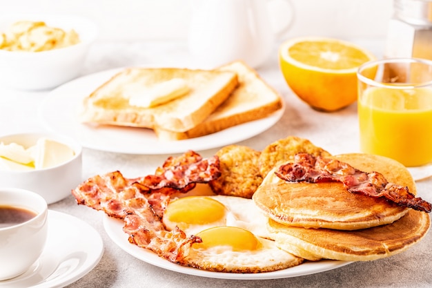 Delicioso desayuno casero con panqueques