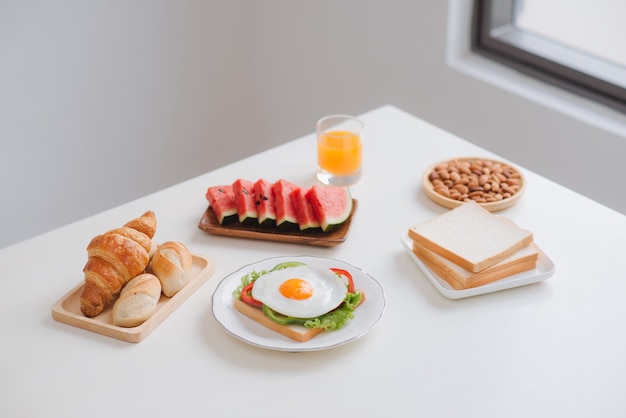 Delicioso desayuno casero recién hecho en la mesa