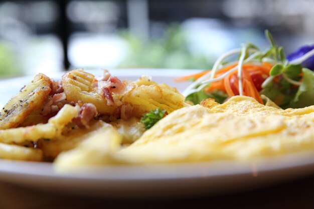 Un delicioso desayuno casero con tocino crujiente y tortilla de huevos