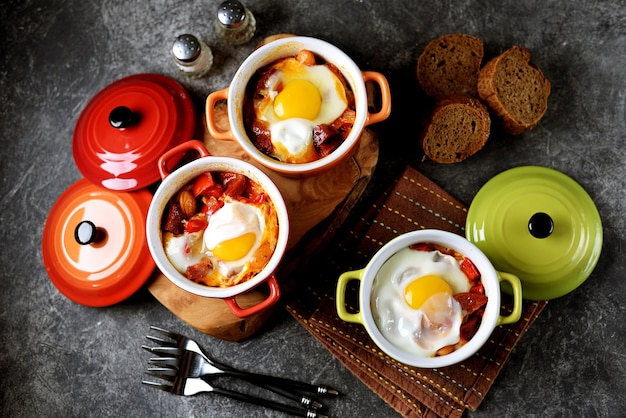 Delicioso desayuno con chorizo, verduras y huevo.