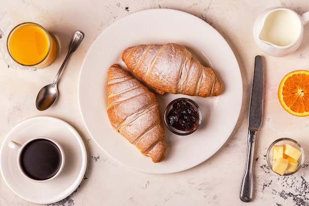 Delicioso desayuno con cruasanes recién hechos y café.