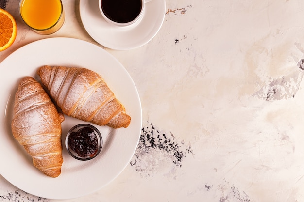 Delicioso desayuno con cruasanes recién hechos