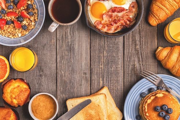 Delicioso desayuno en un espacio de copia de vista superior de mesa rústica