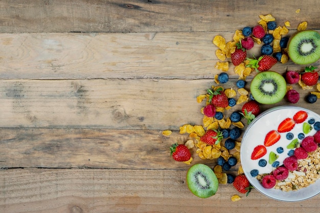 Delicioso desayuno con espacio para copiar en la mesa