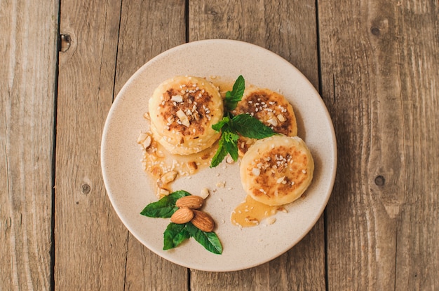 Delicioso desayuno en estilo rústico.