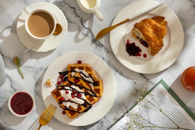 Foto delicioso desayuno francés con croissant