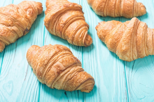 Delicioso desayuno francés Croissants sobre fondo de madera