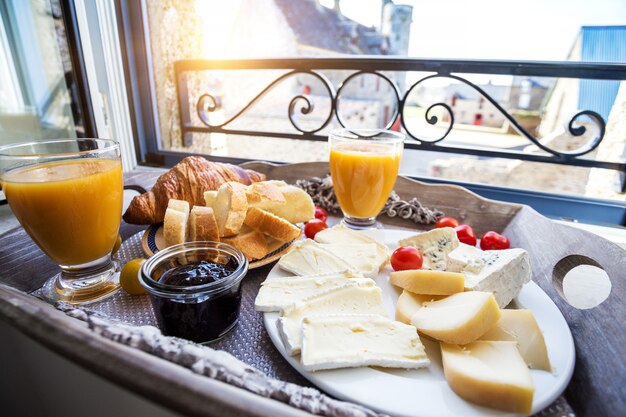 Delicioso desayuno francés con vistas al castillo.