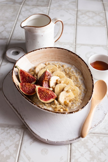 Delicioso desayuno con gachas de avena y frutas.