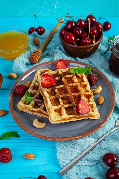 Delicioso desayuno con gofres belgas Gofres con mermelada de fresa y bayas