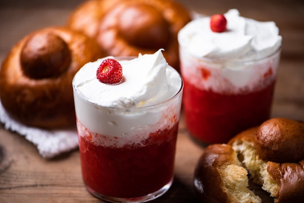 Delicioso desayuno con granizado de fresa y brioches de cerca