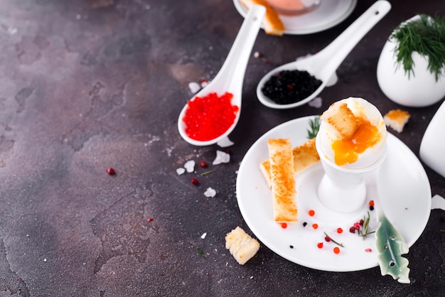 Delicioso desayuno con huevos duros.