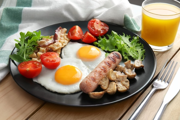 Delicioso desayuno con huevos en plato