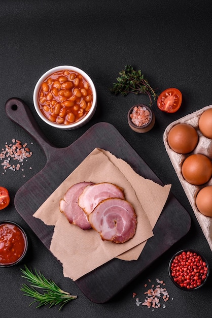 Delicioso desayuno inglés nutritivo con huevos fritos y tomates