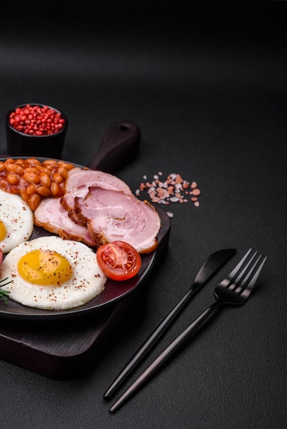 Delicioso desayuno inglés nutritivo con huevos fritos y tomates