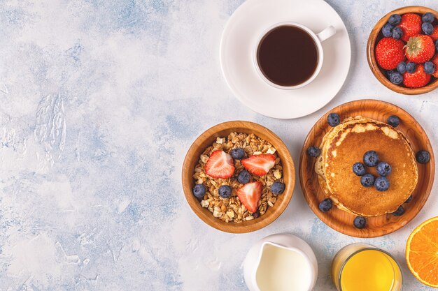 Delicioso desayuno en una mesa de luz, vista superior, copie el espacio.