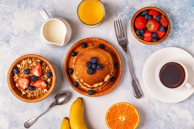 Delicioso desayuno en una mesa de luz. Vista superior, espacio de copia.