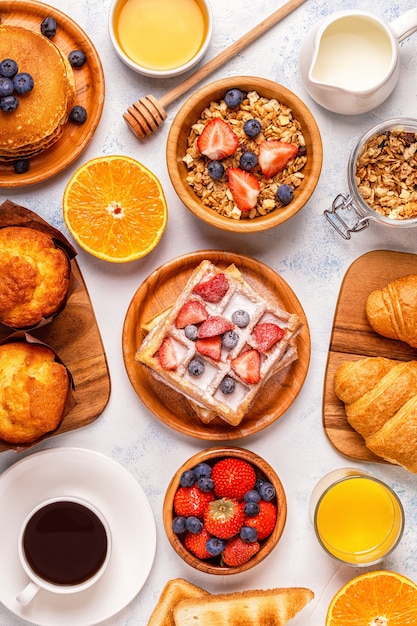 Delicioso desayuno en una mesa de luz