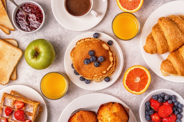 Delicioso desayuno en una mesa de luz.