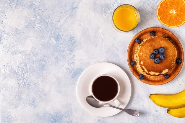 Delicioso desayuno en una mesa de luz.