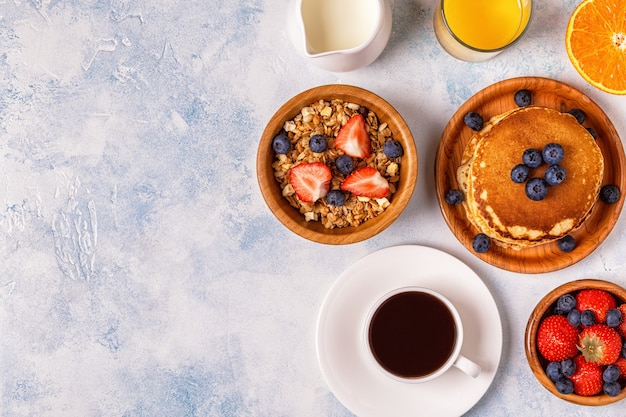 Delicioso desayuno en una mesa de luz.