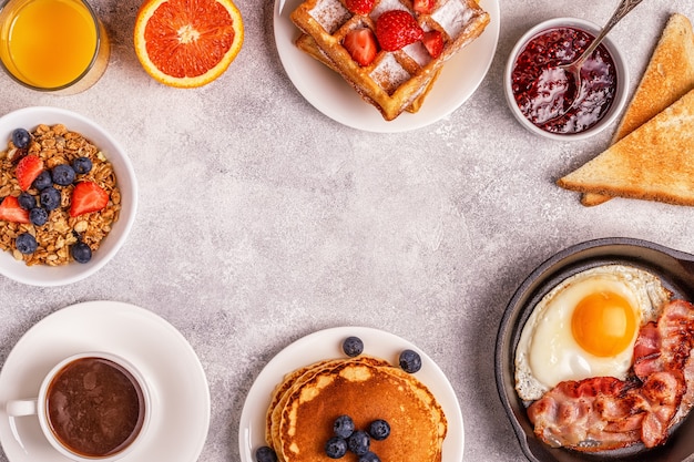 Delicioso desayuno en una mesa de luz