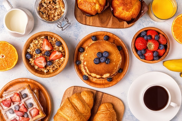 Delicioso desayuno en una mesa de luz