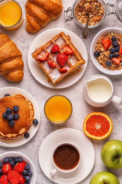 Delicioso desayuno en una mesa de luz