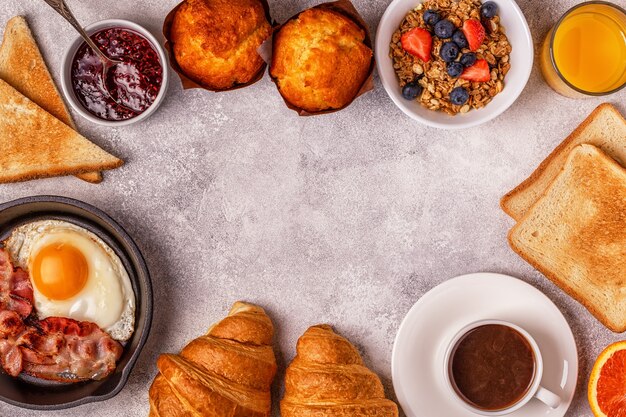 Delicioso desayuno en una mesa de luz