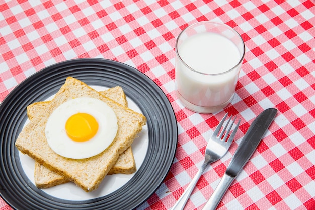 Delicioso desayuno en la mesa