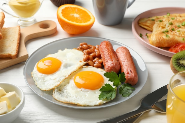 Delicioso desayuno o almuerzo con huevos fritos en la mesa de madera, de cerca