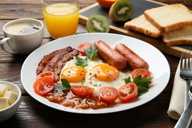 Delicioso desayuno o almuerzo con huevos fritos en la mesa de madera, de cerca