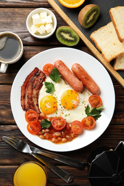 Delicioso desayuno o almuerzo con huevos fritos en la mesa de madera, vista superior