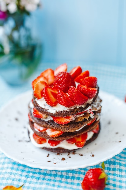 Delicioso desayuno con plato con panqueques y fresas