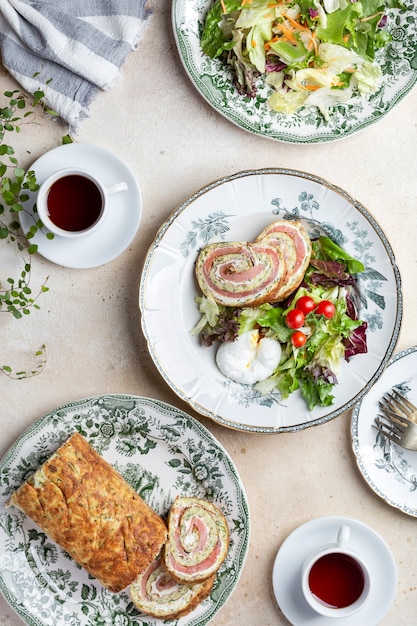 Un delicioso desayuno con roulade de salmón ahumado de calabacín