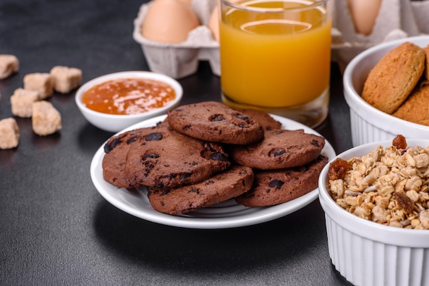 Delicioso desayuno saludable nutritivo con granola huevos galletas de avena leche y mermelada Alimentación saludable al comienzo del día