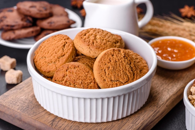 Delicioso desayuno saludable nutritivo con granola huevos galletas de avena leche y mermelada Alimentación saludable al comienzo del día