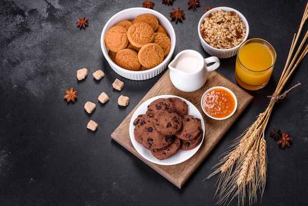 Delicioso desayuno saludable nutritivo con granola huevos galletas de avena leche y mermelada Alimentación saludable al comienzo del día