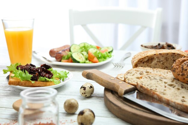 Delicioso desayuno servido en la mesa