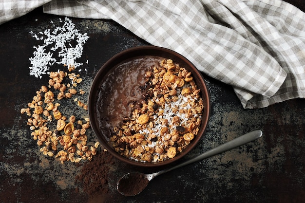 Delicioso desayuno tazón con yogur de chocolate y granola. Desayuno saludable.