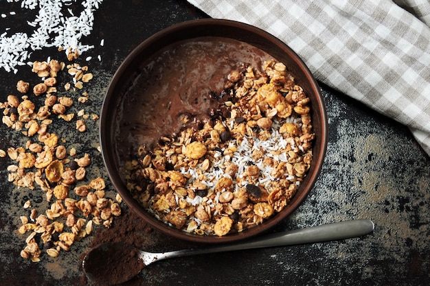 Delicioso desayuno tazón con yogur de chocolate y granola. Desayuno saludable.