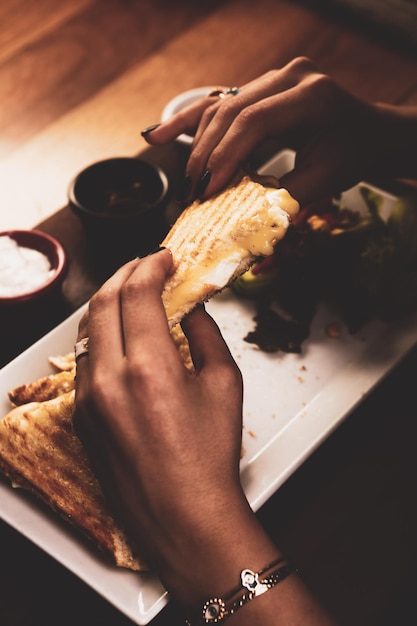 Delicioso desayuno de tostadas turcas tradicionales