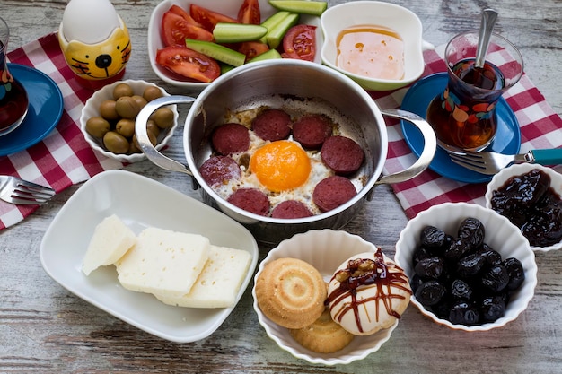 Delicioso desayuno turco tradicional. Foto de concepto de viaje.