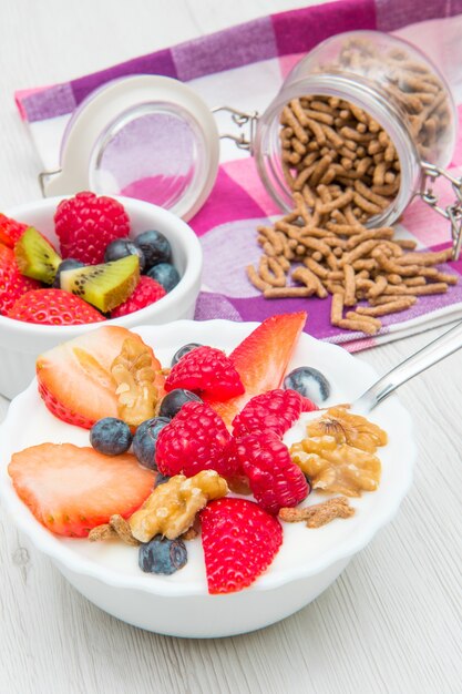 Delicioso desayuno con yogur y fruta.