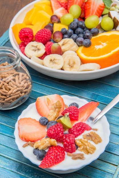 Delicioso desayuno con yogur y fruta.