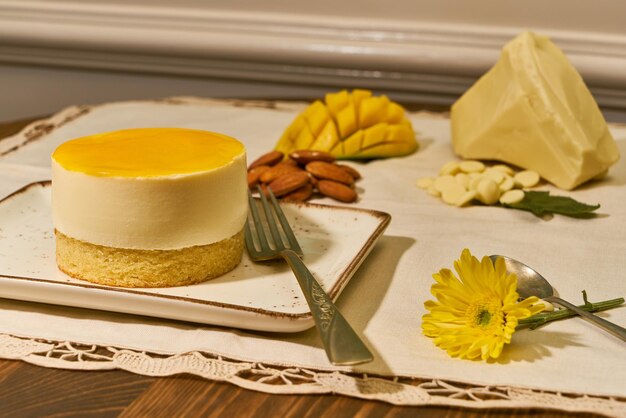 Delicioso deserto de bolo de queijo de limão fresco em uma mesa de pastelaria.